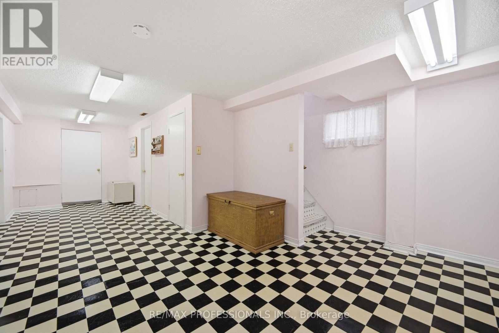 7 Pettit Drive, Toronto, Ontario M9R 2W6 - Photo 30 - W12718694