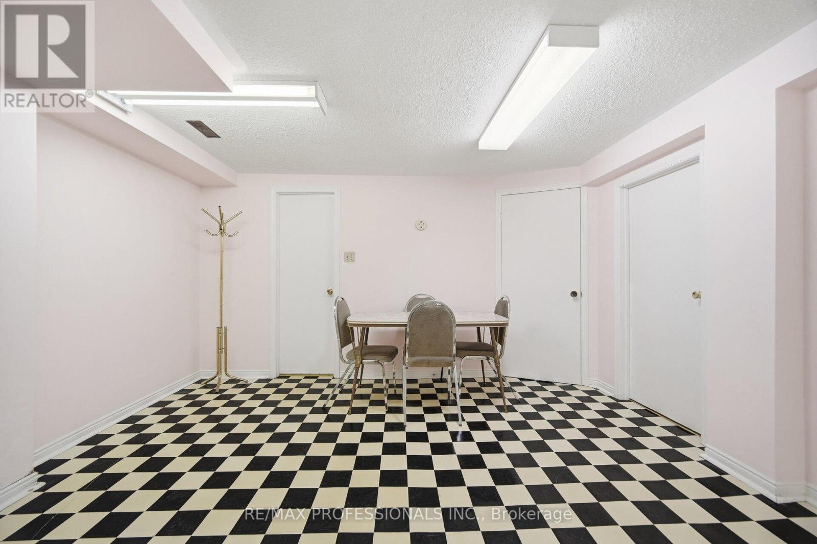 7 Pettit Drive, Toronto, Ontario M9R 2W6 - Photo 31 - W12718694