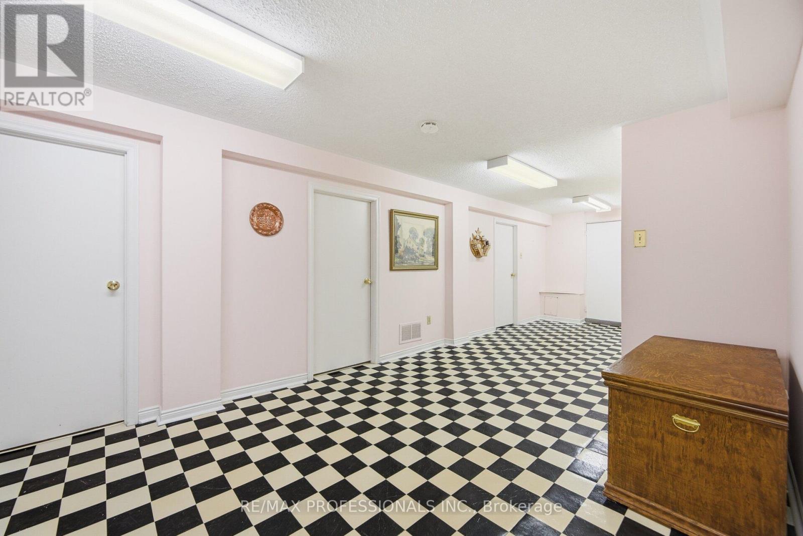 7 Pettit Drive, Toronto, Ontario M9R 2W6 - Photo 32 - W12718694