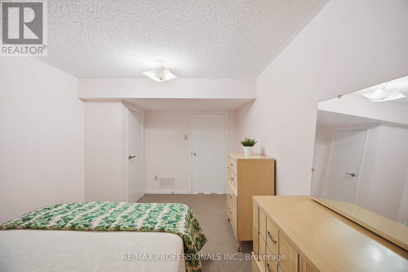 7 Pettit Drive, Toronto, Ontario M9R 2W6 - Photo 37 - W12718694