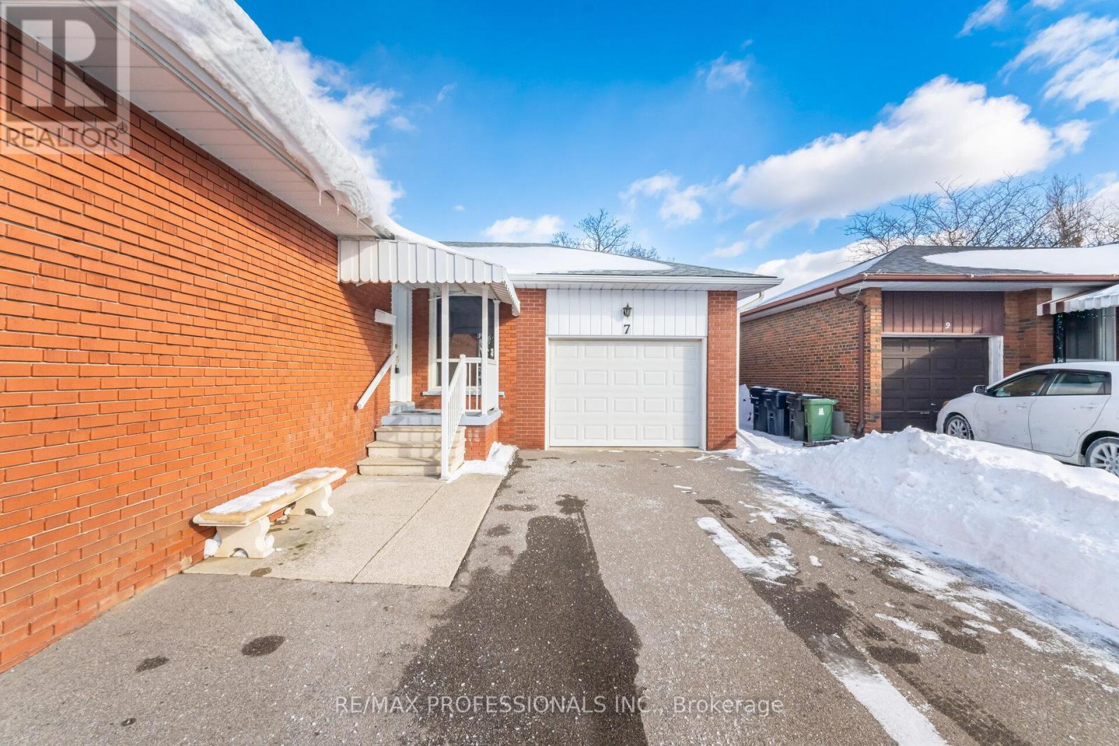 7 Pettit Drive, Toronto, Ontario M9R 2W6 - Photo 4 - W12718694