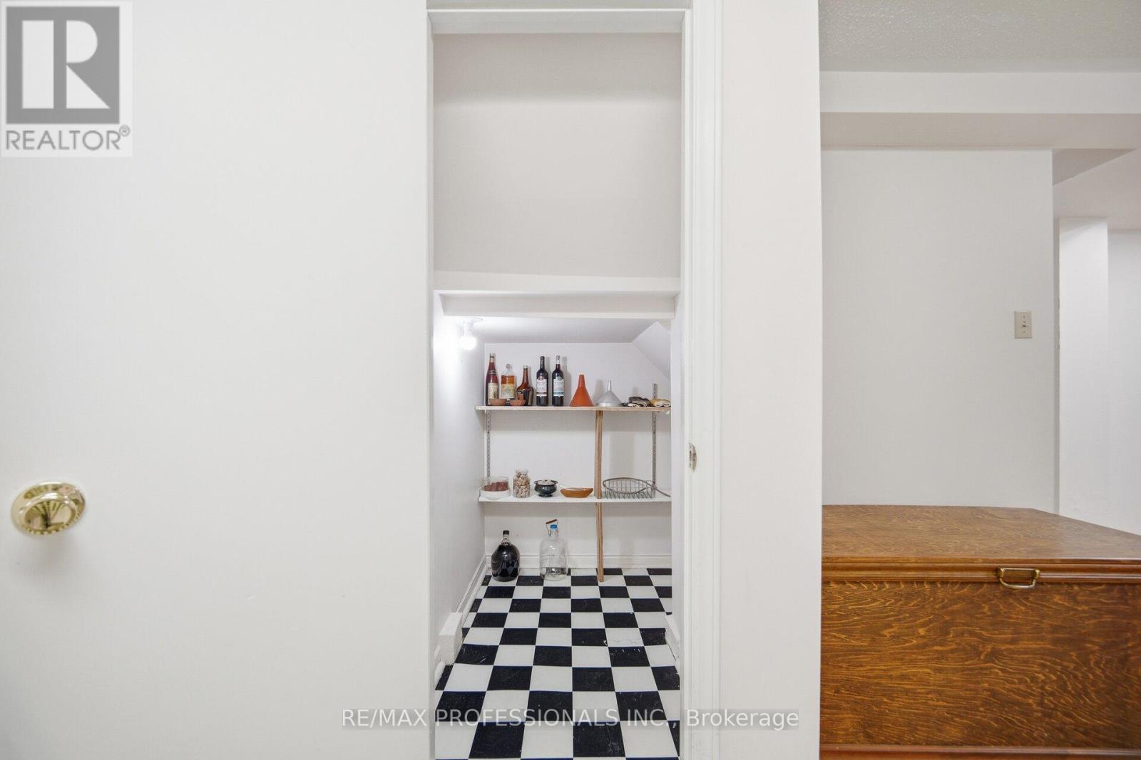 7 Pettit Drive, Toronto, Ontario M9R 2W6 - Photo 43 - W12718694