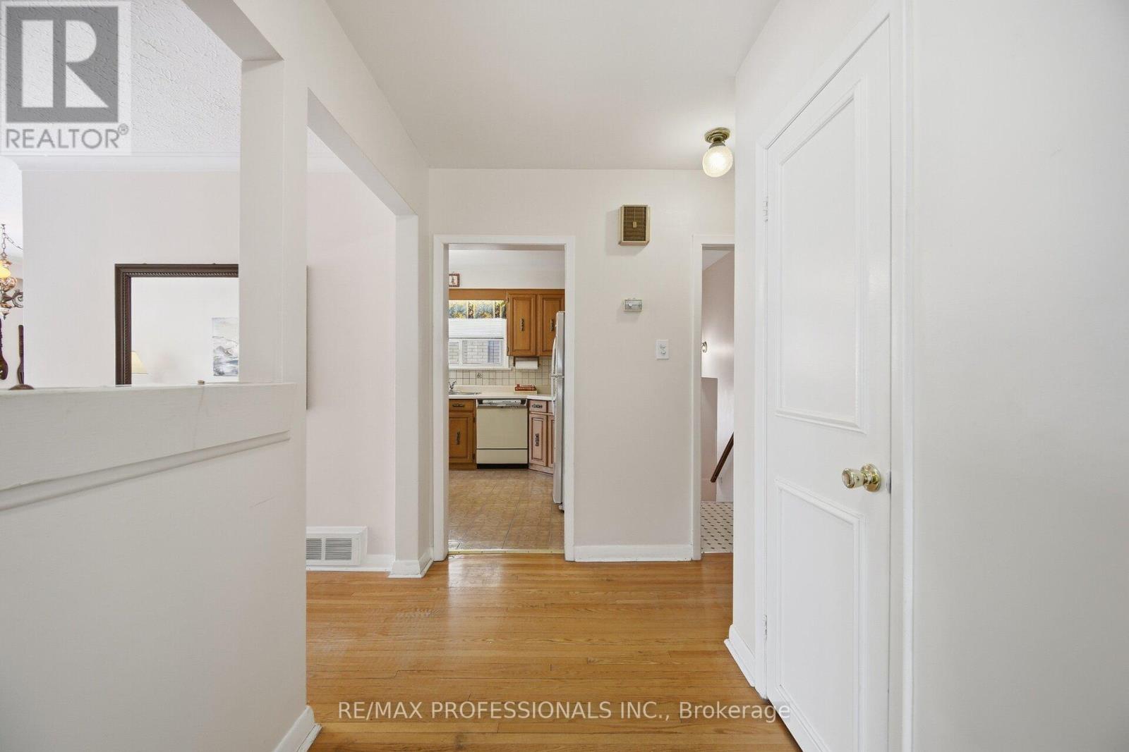7 Pettit Drive, Toronto, Ontario M9R 2W6 - Photo 7 - W12718694