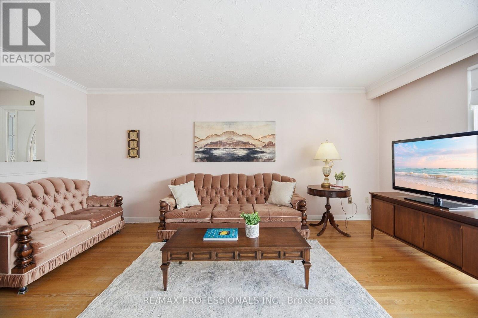 7 Pettit Drive, Toronto, Ontario M9R 2W6 - Photo 8 - W12718694