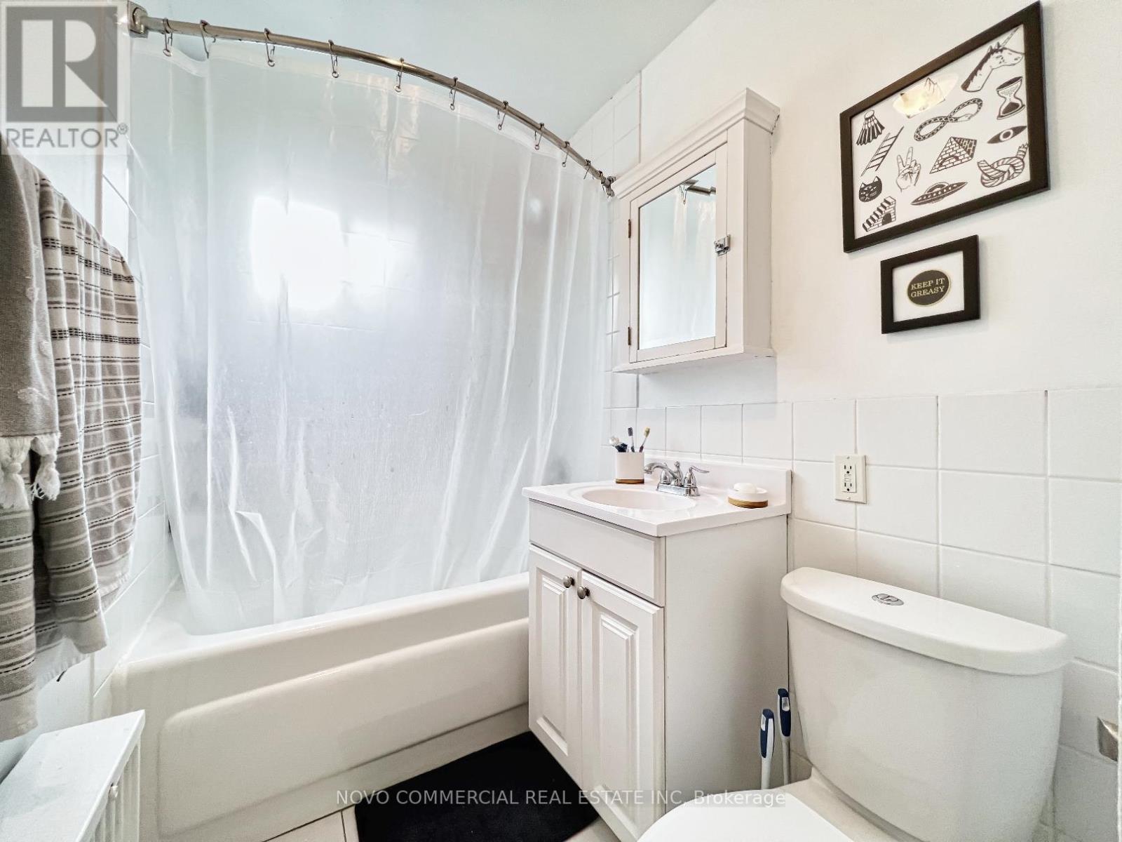 2nd Flr - 1658 Queen Street W, Toronto, Ontario  M6R 1B2 - Photo 11 - W12718774