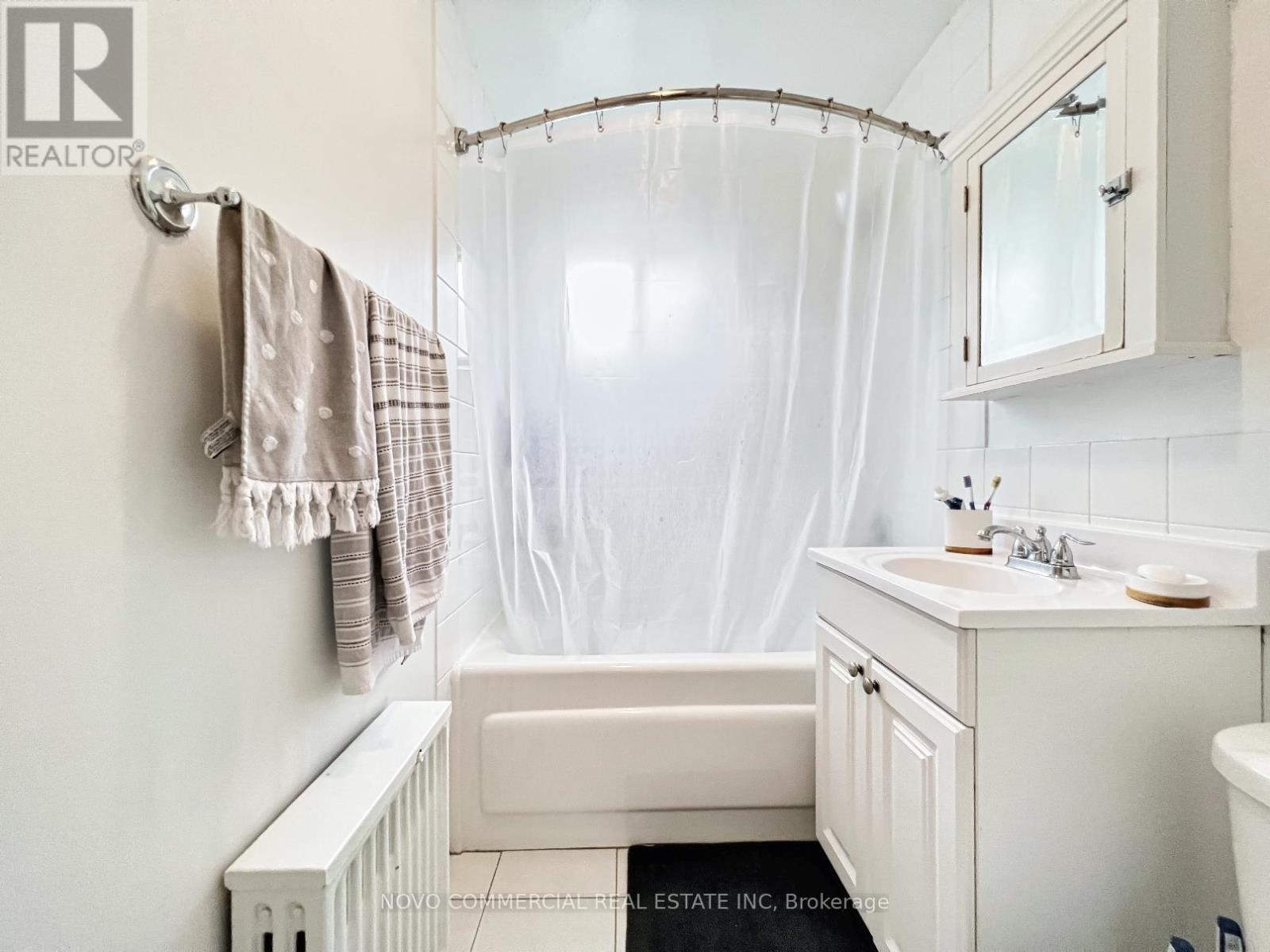 2nd Flr - 1658 Queen Street W, Toronto, Ontario  M6R 1B2 - Photo 12 - W12718774