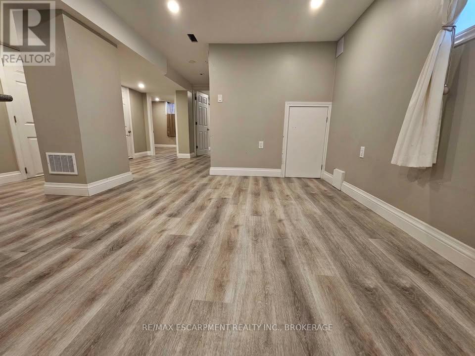 Lower - 320 East 19th Street, Hamilton, Ontario  L9A 4S8 - Photo 4 - X12718804