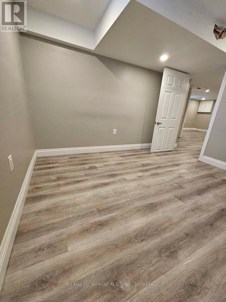 Lower - 320 East 19th Street, Hamilton, Ontario  L9A 4S8 - Photo 5 - X12718804