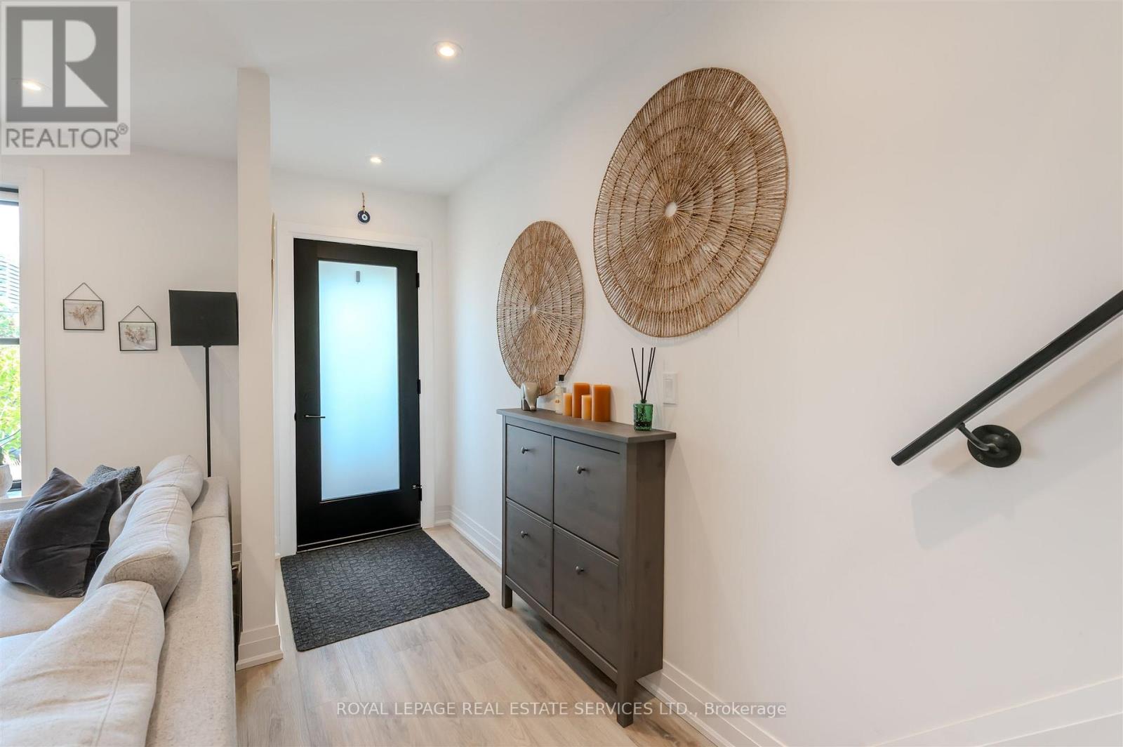 Main/second Floor - 18 Milton Street, Toronto, Ontario  M8Y 2X5 - Photo 4 - W12586576