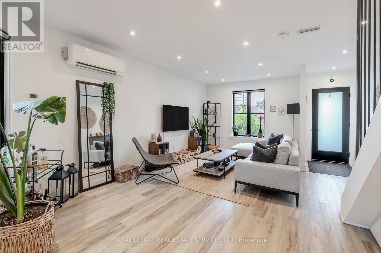 Main/second Floor - 18 Milton Street, Toronto, Ontario  M8Y 2X5 - Photo 7 - W12586576