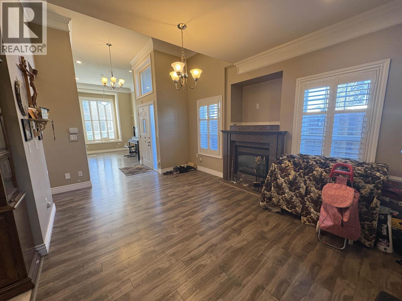 6916 Cunningham Court, Burnaby, British Columbia V5E 0B1 - Photo 2 - R3081168