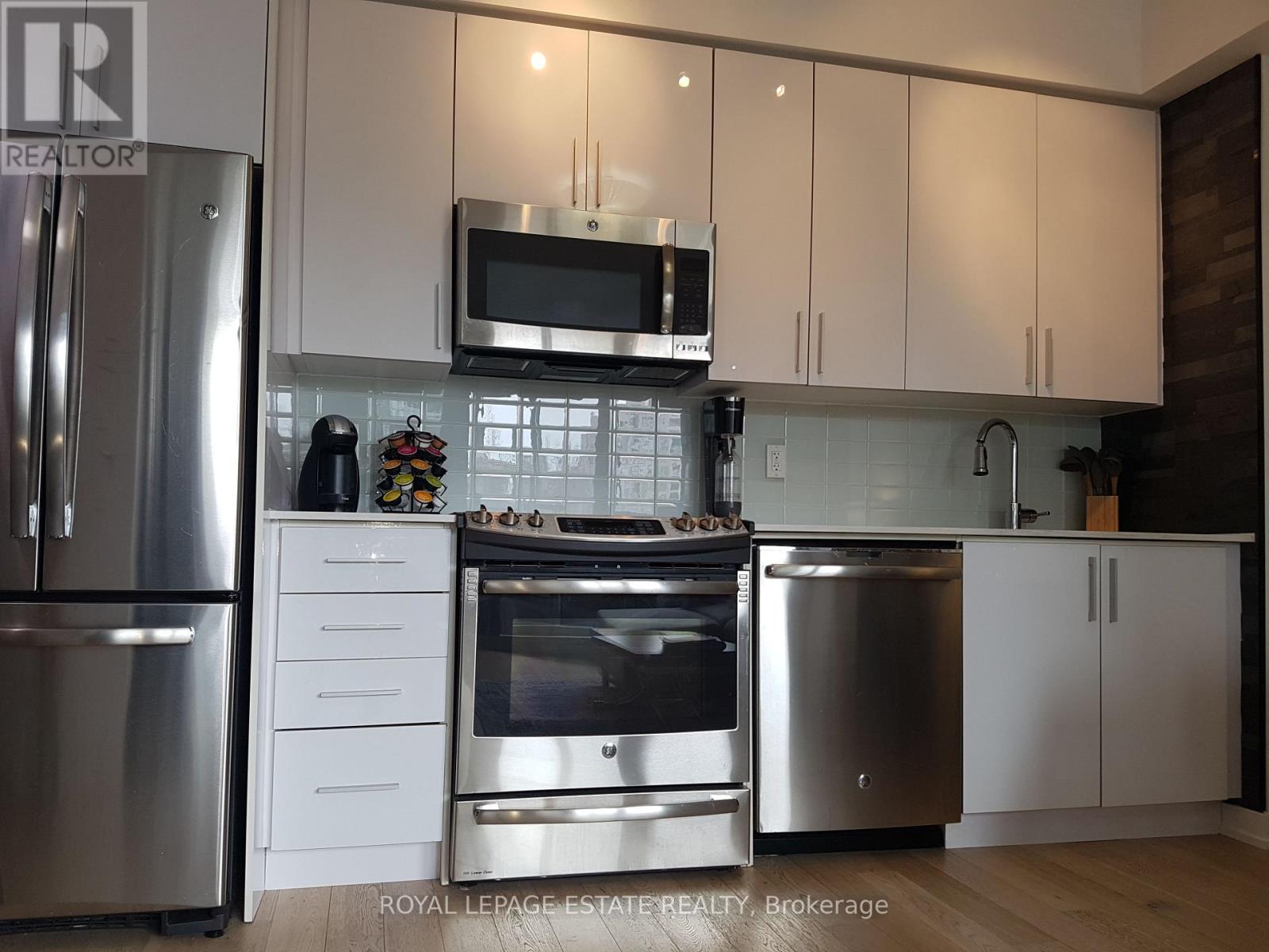 301 - 2212 Lake Shore Boulevard W, Toronto, Ontario  M8V 0C2 - Photo 2 - W12718810