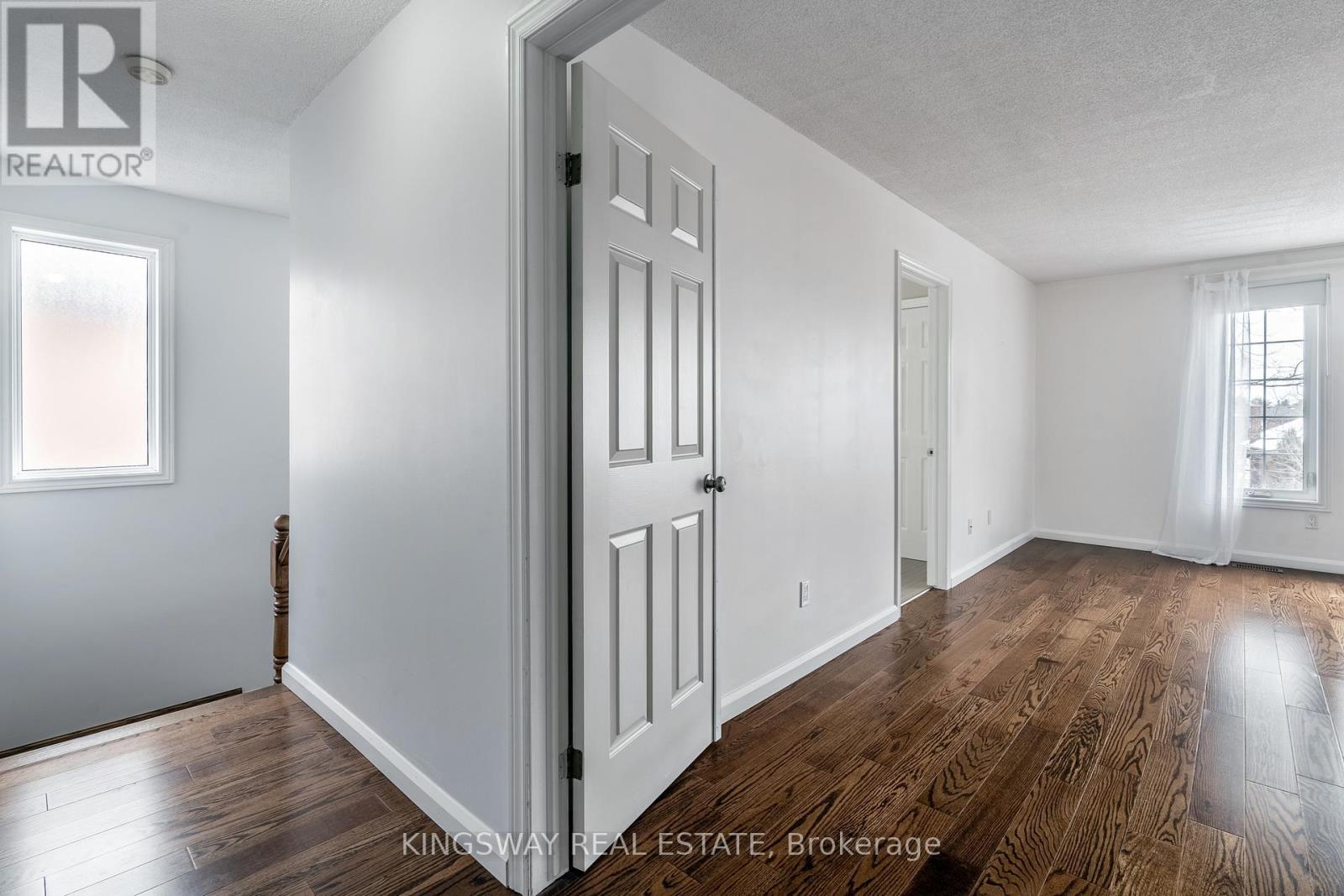 1329 Sweetbirch Crescent, Mississauga, Ontario  L5C 3R4 - Photo 10 - W12718936