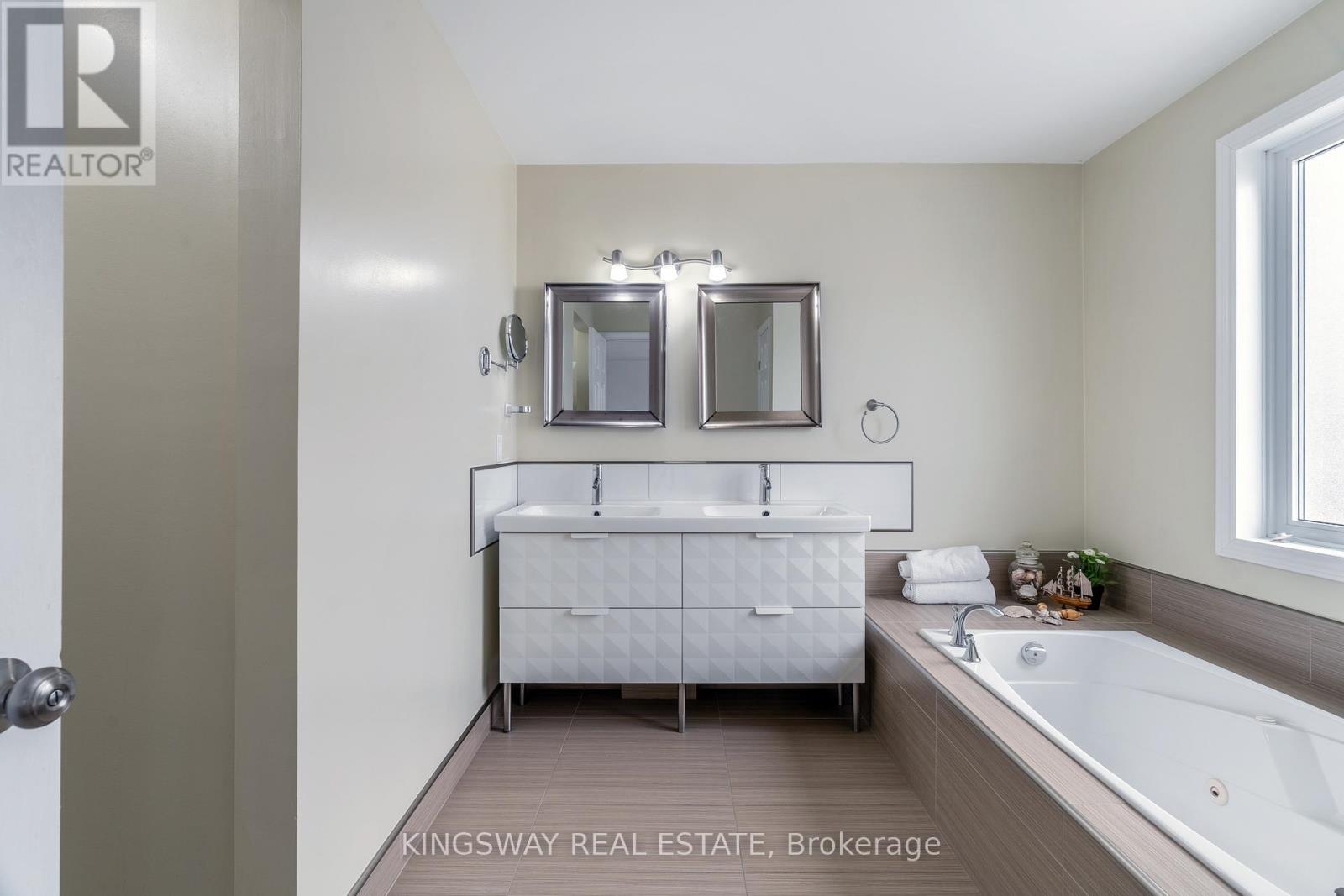 1329 Sweetbirch Crescent, Mississauga, Ontario  L5C 3R4 - Photo 16 - W12718936