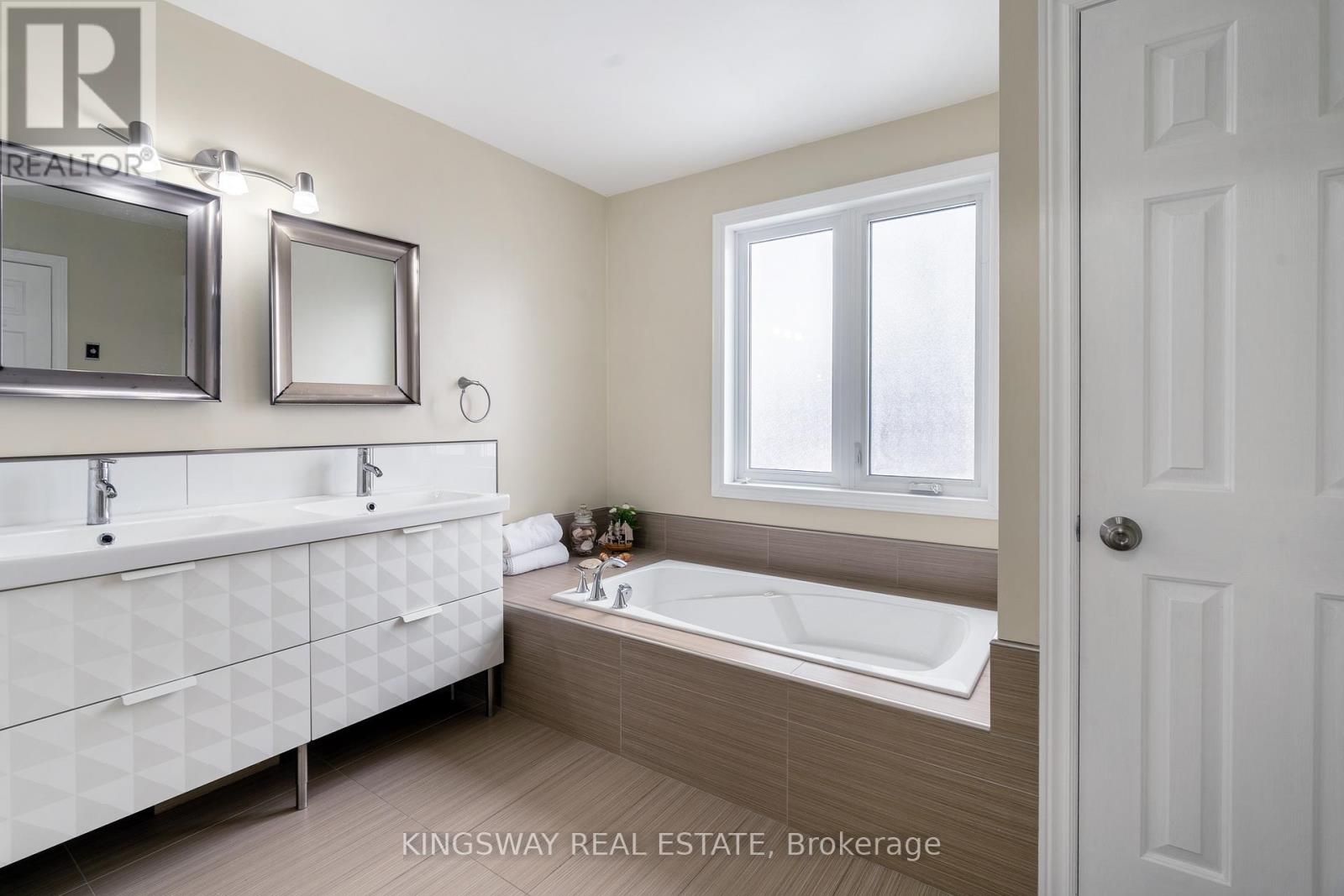 1329 Sweetbirch Crescent, Mississauga, Ontario  L5C 3R4 - Photo 17 - W12718936