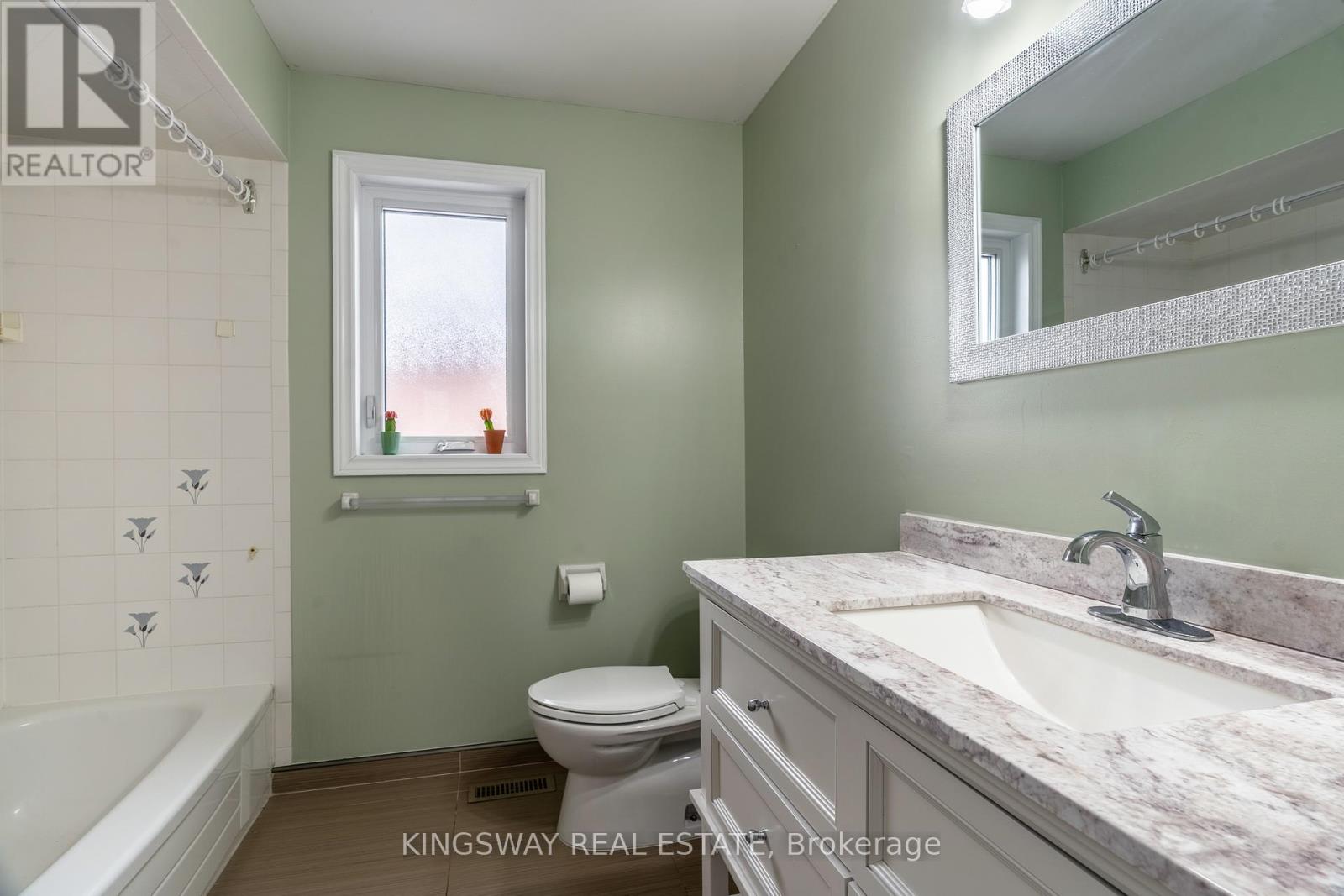 1329 Sweetbirch Crescent, Mississauga, Ontario  L5C 3R4 - Photo 19 - W12718936