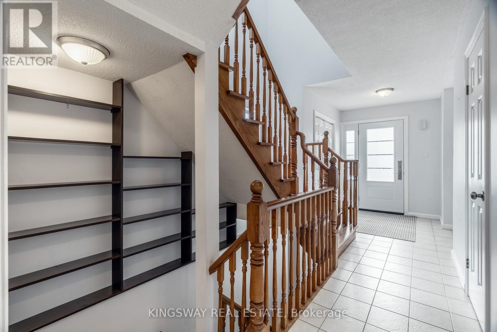 1329 Sweetbirch Crescent, Mississauga, Ontario  L5C 3R4 - Photo 2 - W12718936