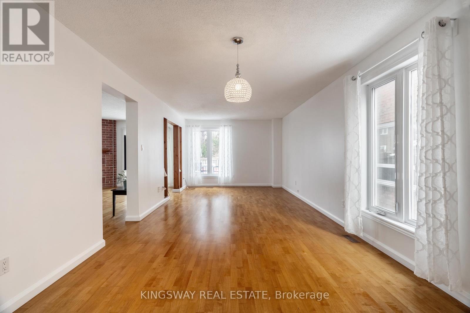 1329 Sweetbirch Crescent, Mississauga, Ontario  L5C 3R4 - Photo 3 - W12718936