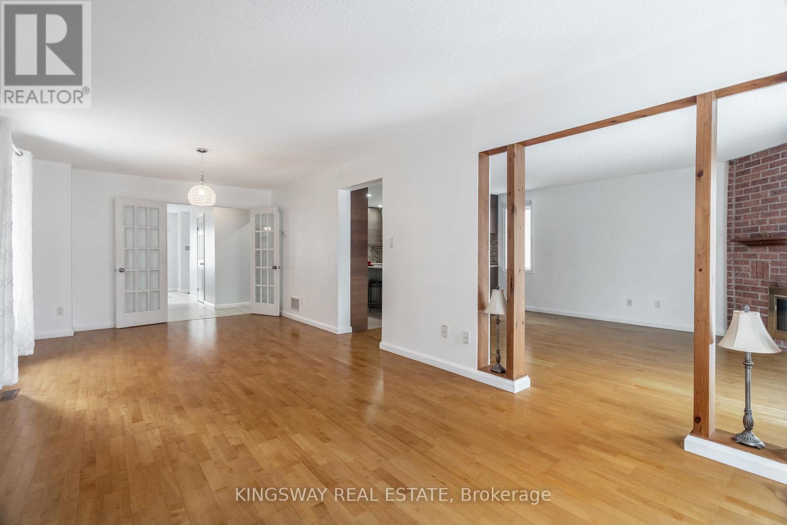 1329 Sweetbirch Crescent, Mississauga, Ontario  L5C 3R4 - Photo 4 - W12718936