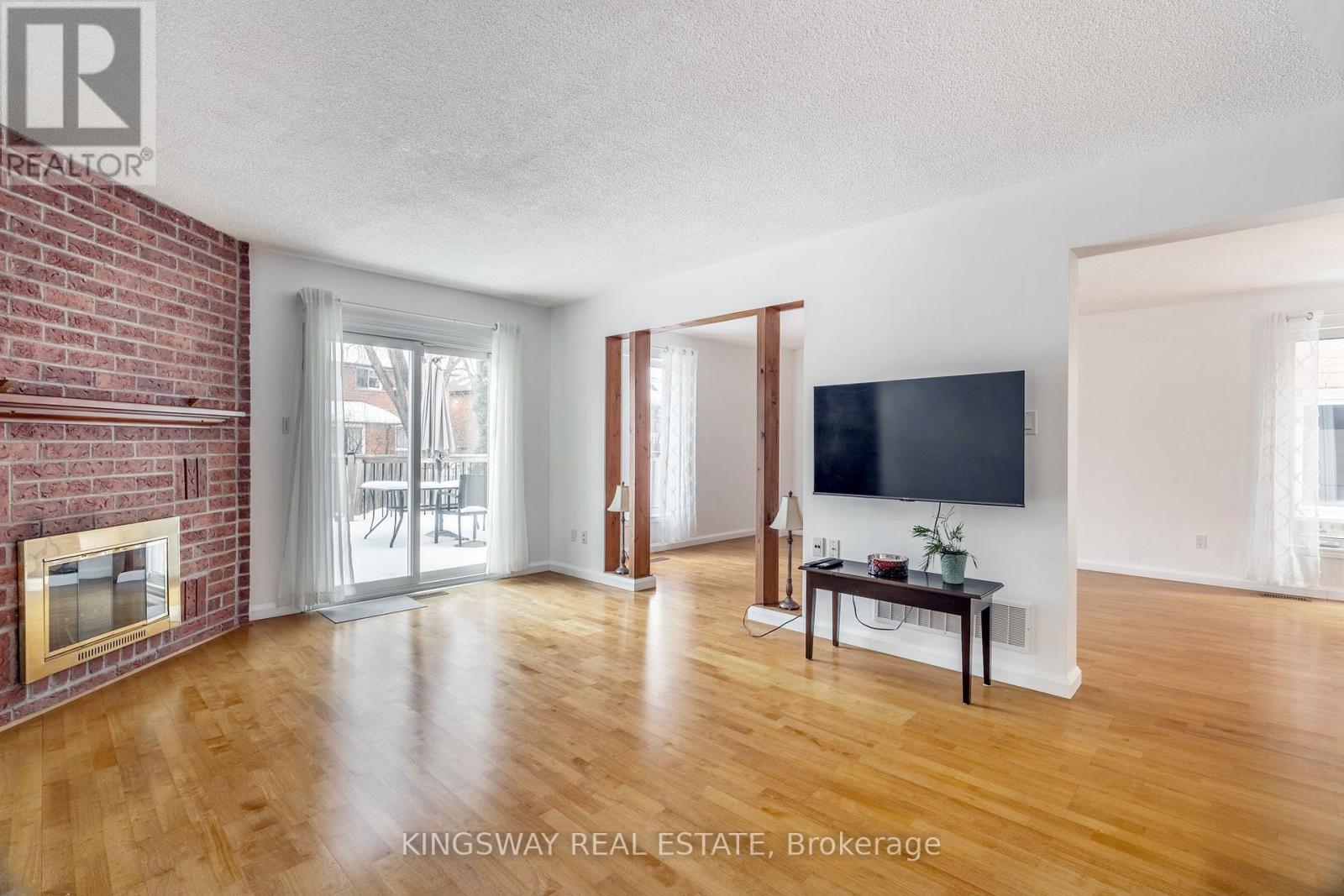 1329 Sweetbirch Crescent, Mississauga, Ontario  L5C 3R4 - Photo 6 - W12718936