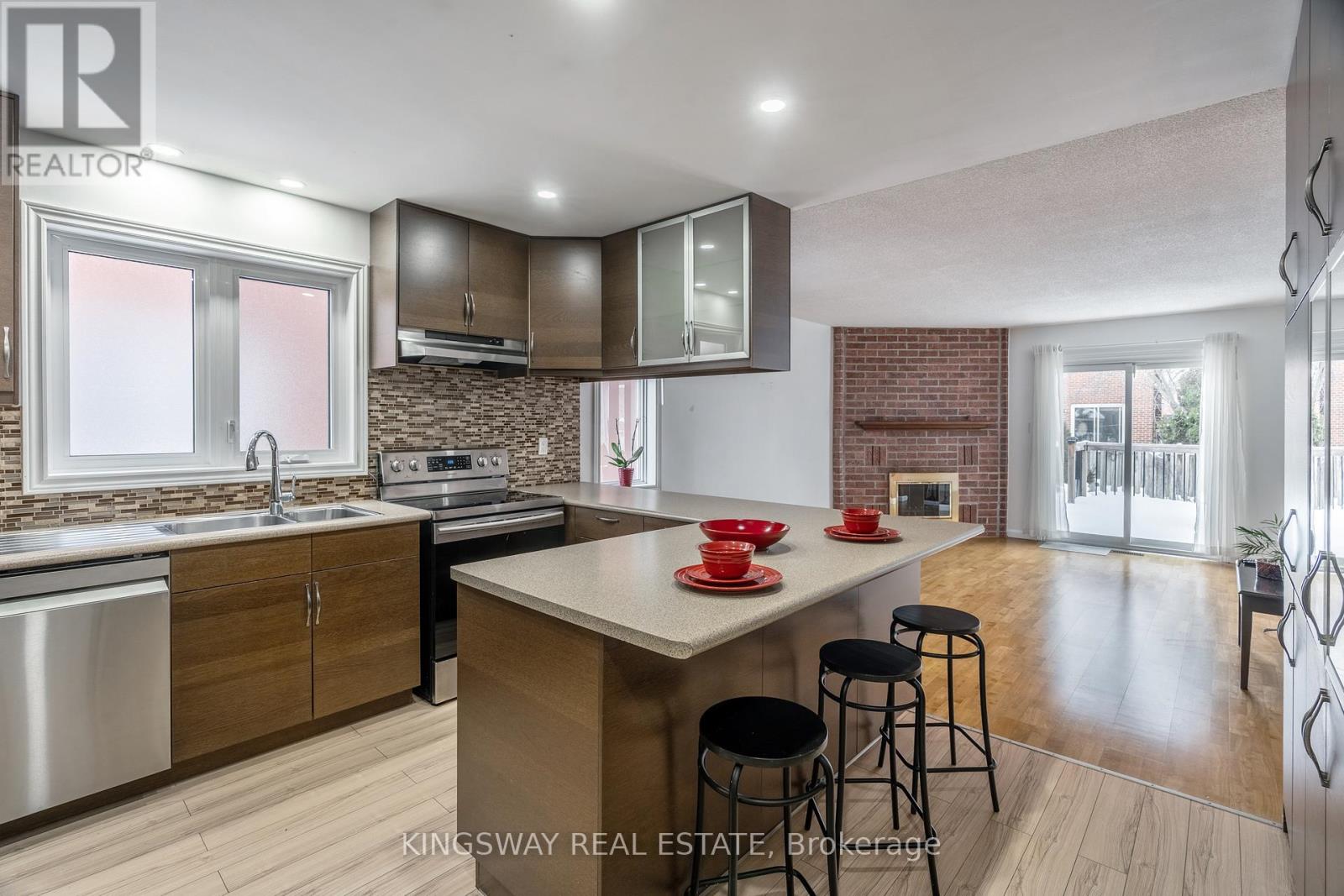 1329 Sweetbirch Crescent, Mississauga, Ontario  L5C 3R4 - Photo 9 - W12718936