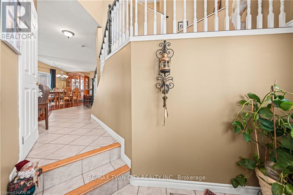 44 Dineen Court, Kitchener, Ontario  N2B 3X3 - Photo 6 - X12718882