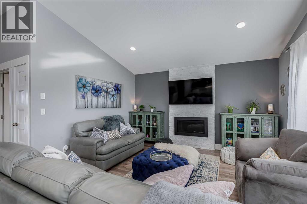 27 Henderson Crescent Nw, Penhold, Alberta  T0M 1R0 - Photo 3 - A2280475