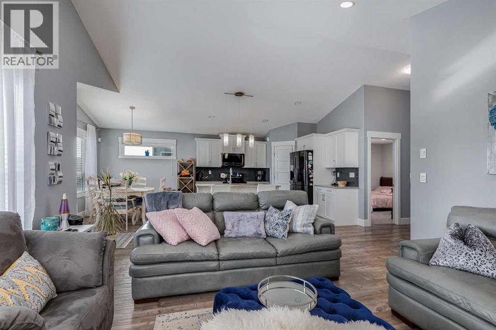 27 Henderson Crescent Nw, Penhold, Alberta  T0M 1R0 - Photo 4 - A2280475