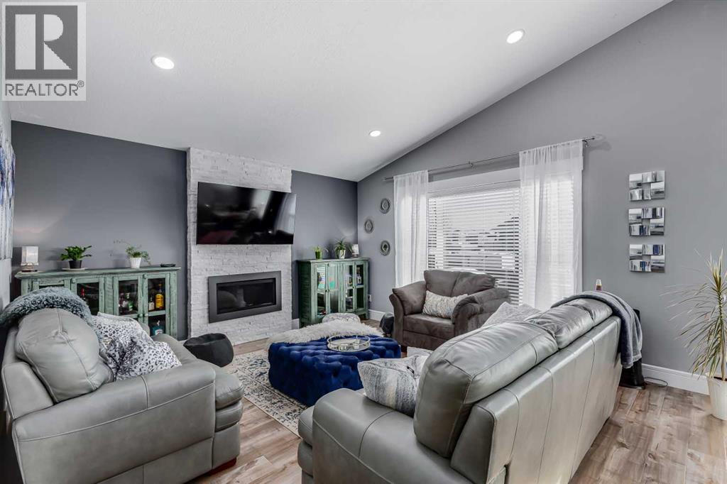 27 Henderson Crescent Nw, Penhold, Alberta  T0M 1R0 - Photo 2 - A2280475