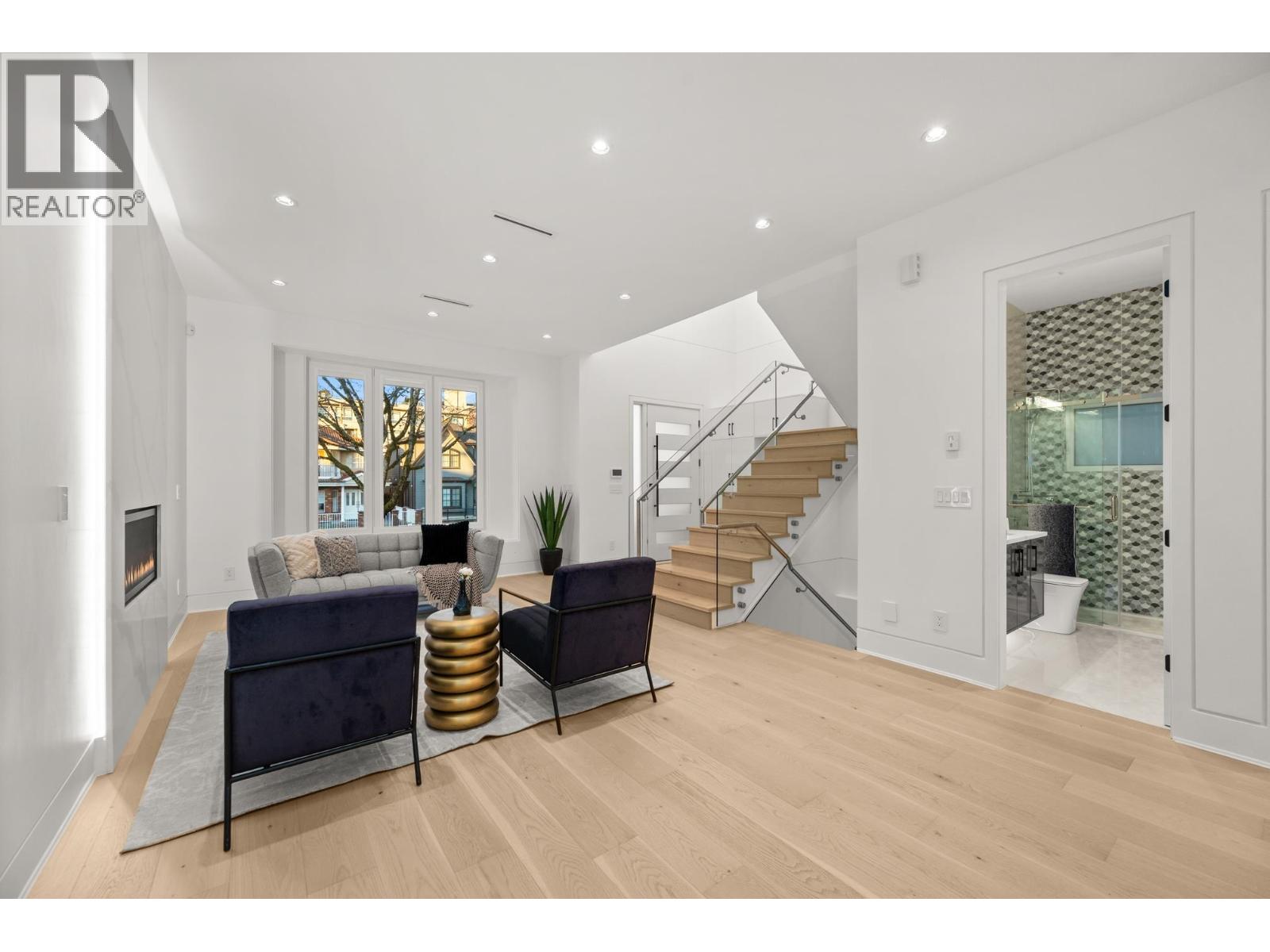 4346 Pender Street, Burnaby, British Columbia  V5C 2M6 - Photo 7 - R3082017