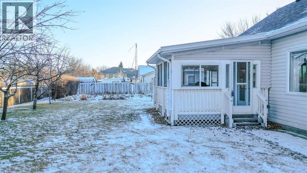 196 W 100 S, Raymond, Alberta  T0K 2S0 - Photo 3 - A2279930