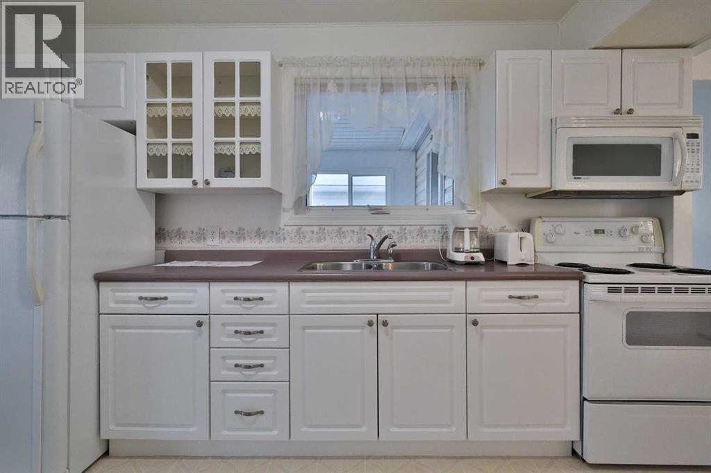 196 W 100 S, Raymond, Alberta  T0K 2S0 - Photo 10 - A2279930