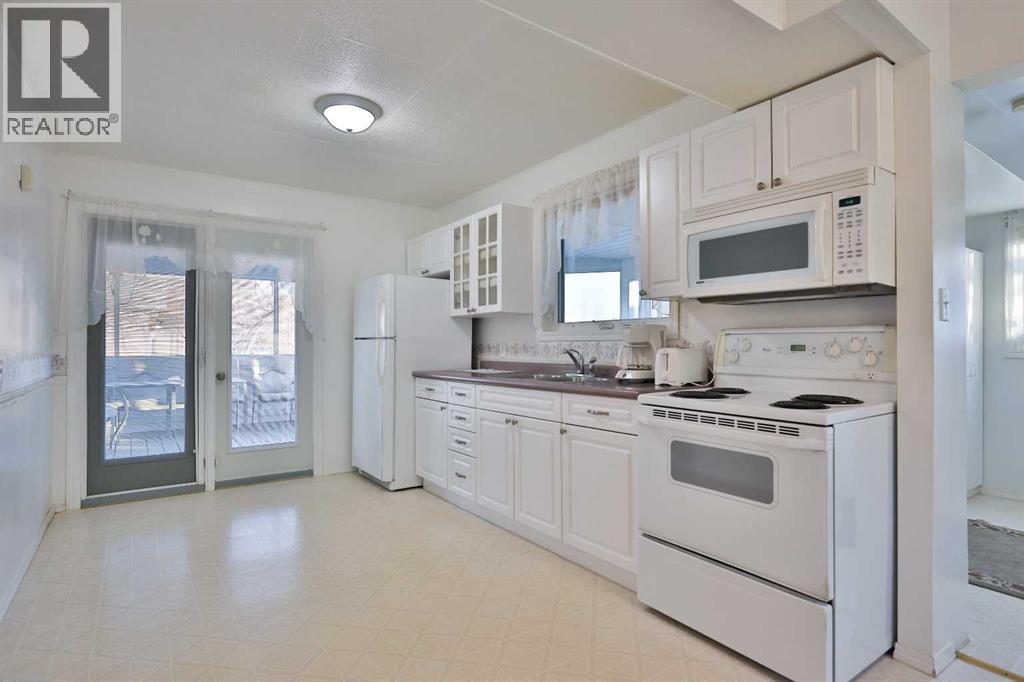 196 W 100 S, Raymond, Alberta  T0K 2S0 - Photo 8 - A2279930