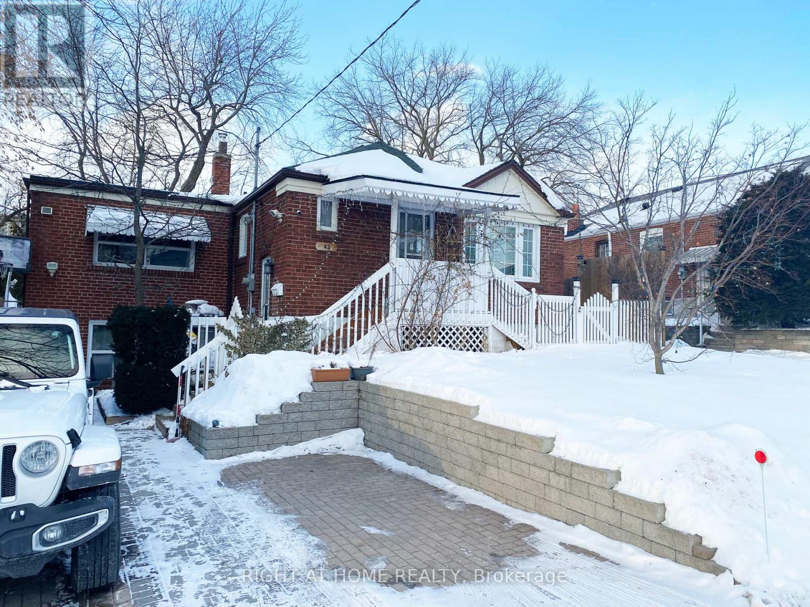 42 YARDLEY AVENUE, Toronto, Ontario