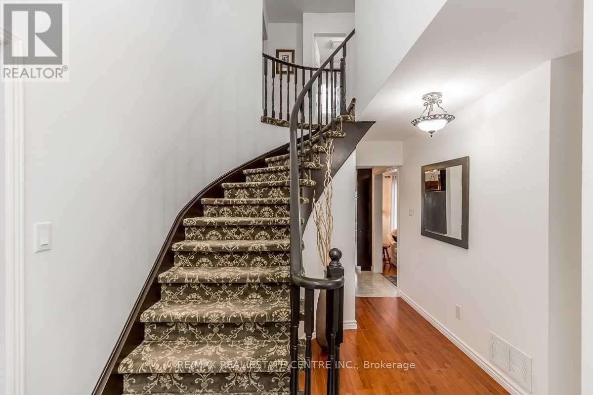 Upper - 39 Mcmillan Crescent, Barrie, Ontario  L4N 7H2 - Photo 3 - S12718970