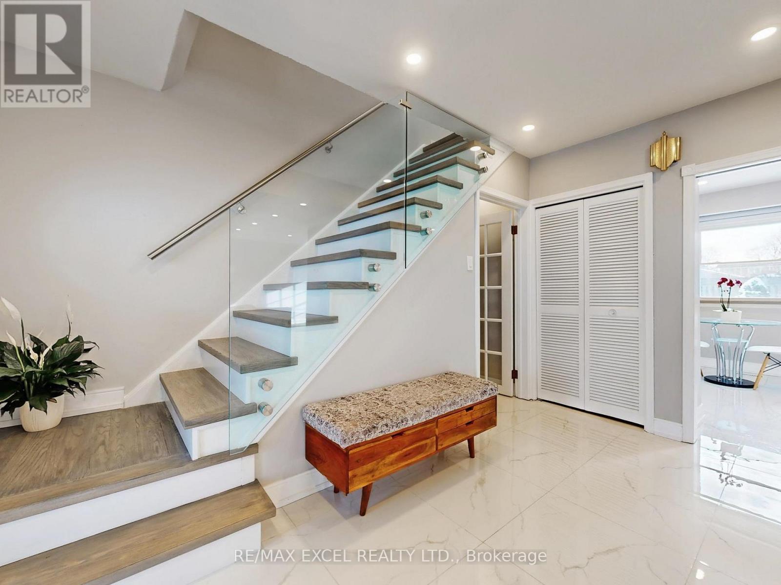 211 The Westway, Toronto, Ontario  M9R 1E9 - Photo 5 - W12718968