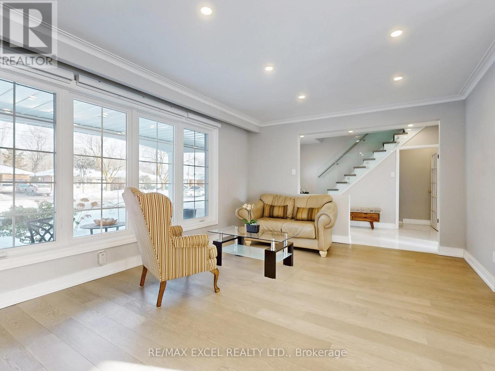 211 The Westway, Toronto, Ontario  M9R 1E9 - Photo 6 - W12718968