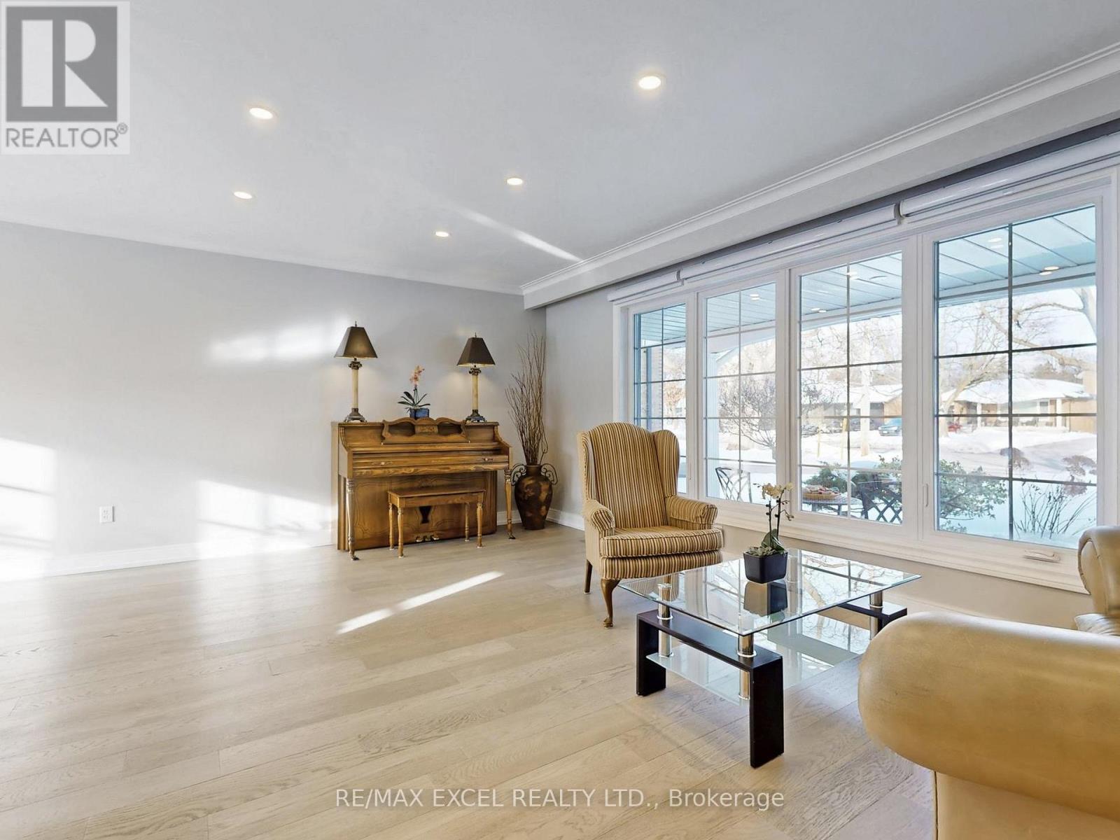 211 The Westway, Toronto, Ontario  M9R 1E9 - Photo 8 - W12718968