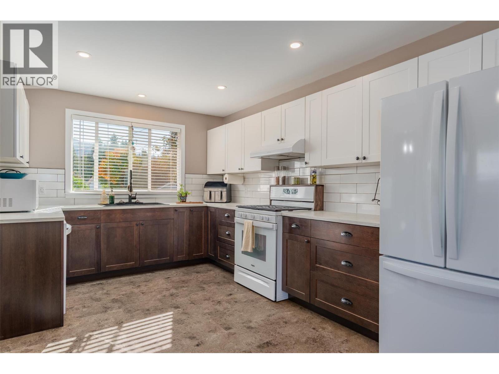 204 Pinewood Drive, Castlegar, British Columbia  V1N 2M4 - Photo 21 - 10373393