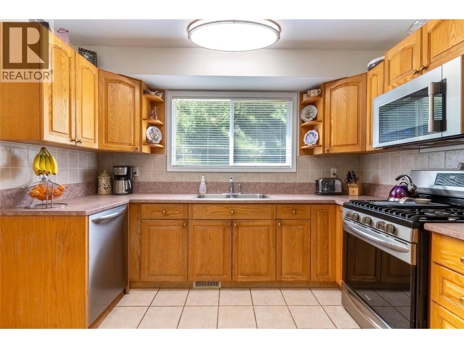 5121 Crawford Place, Kamloops, British Columbia  V2C 5Z8 - Photo 11 - 10373452