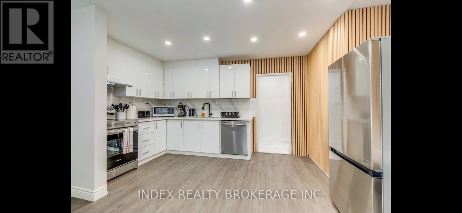 22 Sora Drive W, Mississauga, Ontario  L5M 1B2 - Photo 5 - W12719044