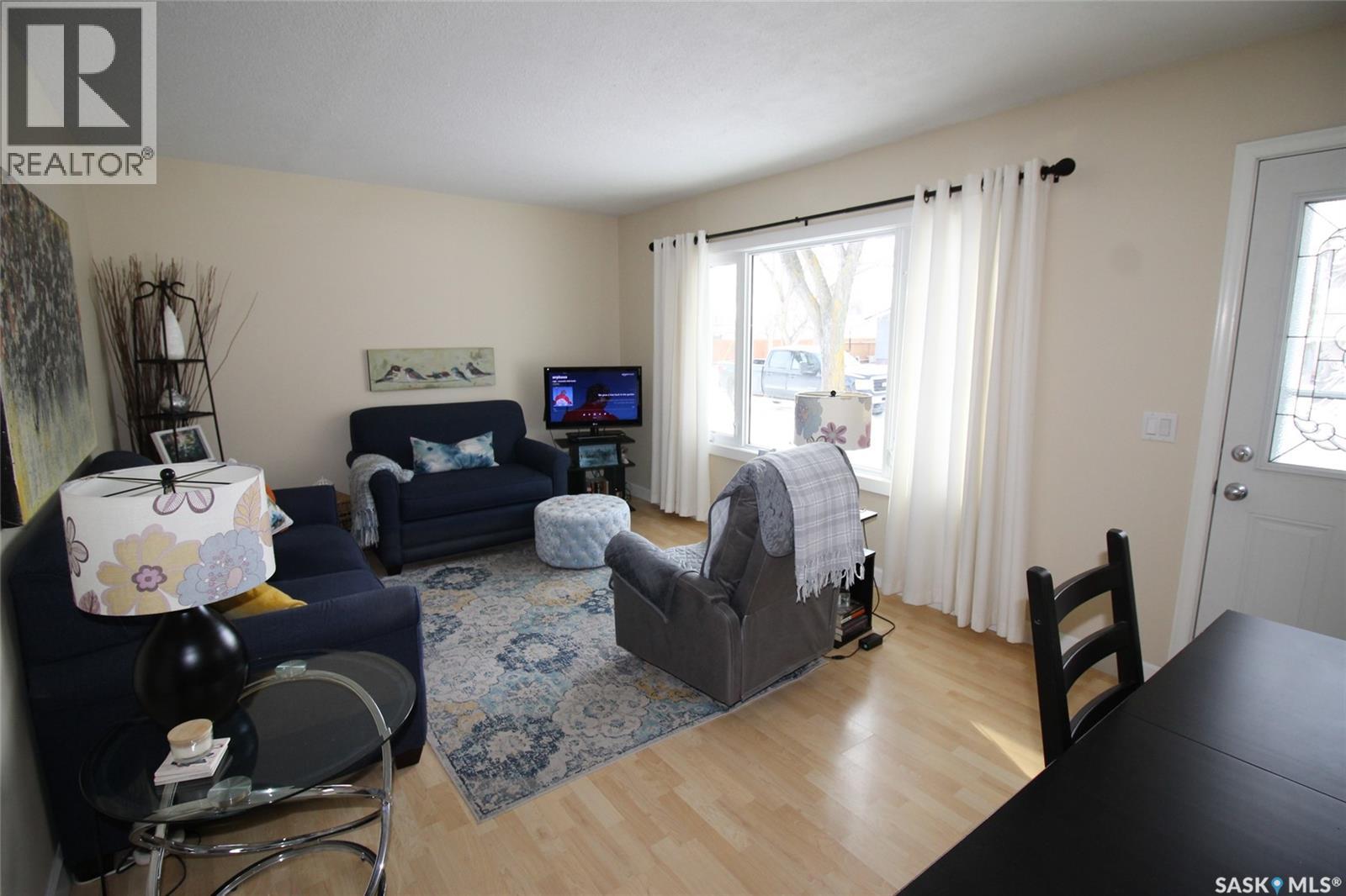 644 1st Street W, Shaunavon, Saskatchewan  S0N 2M0 - Photo 2 - SK027214