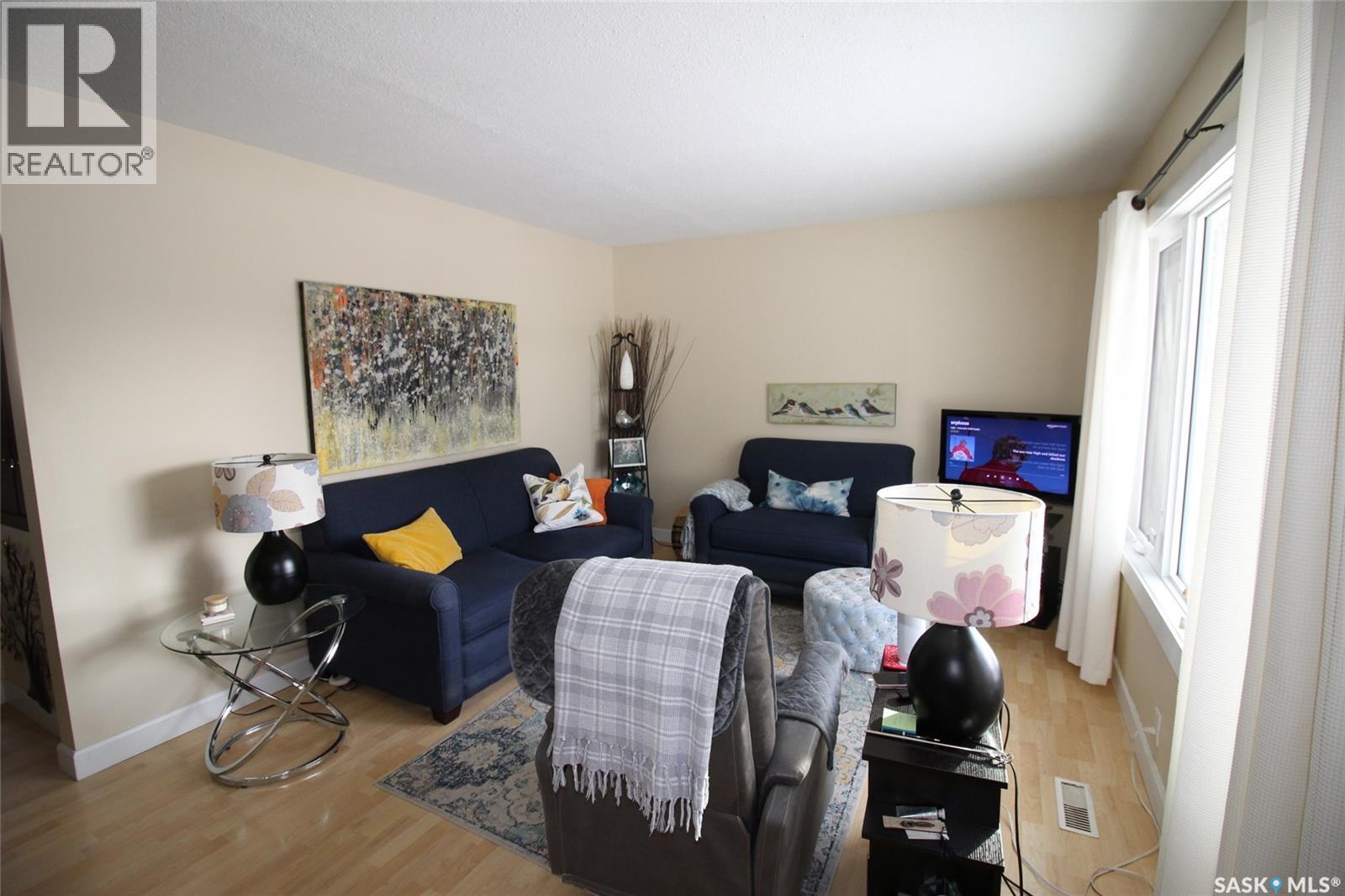 644 1st Street W, Shaunavon, Saskatchewan  S0N 2M0 - Photo 3 - SK027214