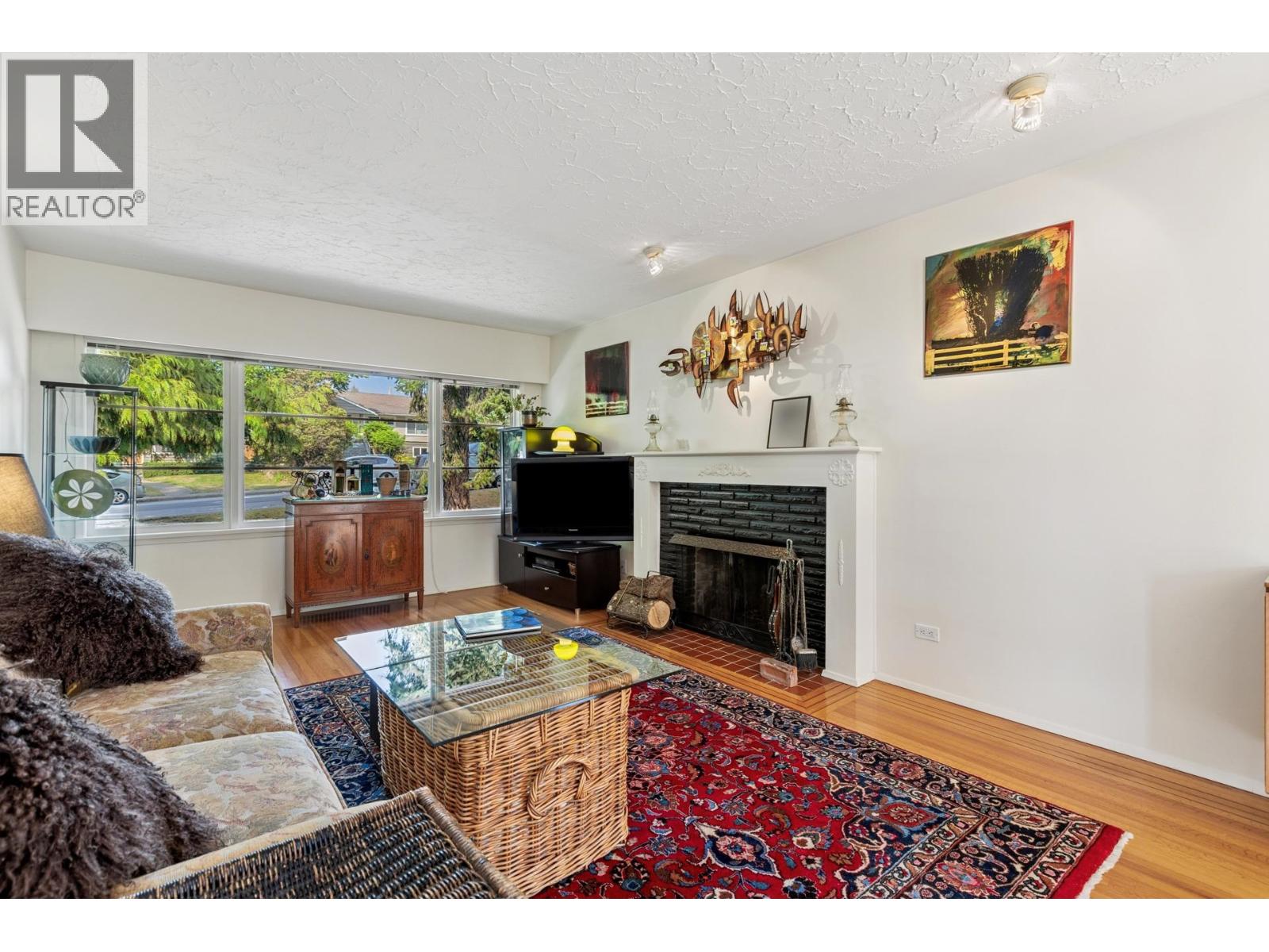 415 W 26th Street, North Vancouver, British Columbia  V7N 2G9 - Photo 3 - R3082057