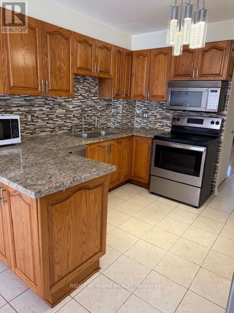 406 Hillbury Drive, Mississauga, Ontario  L5R 1X7 - Photo 5 - W12719116