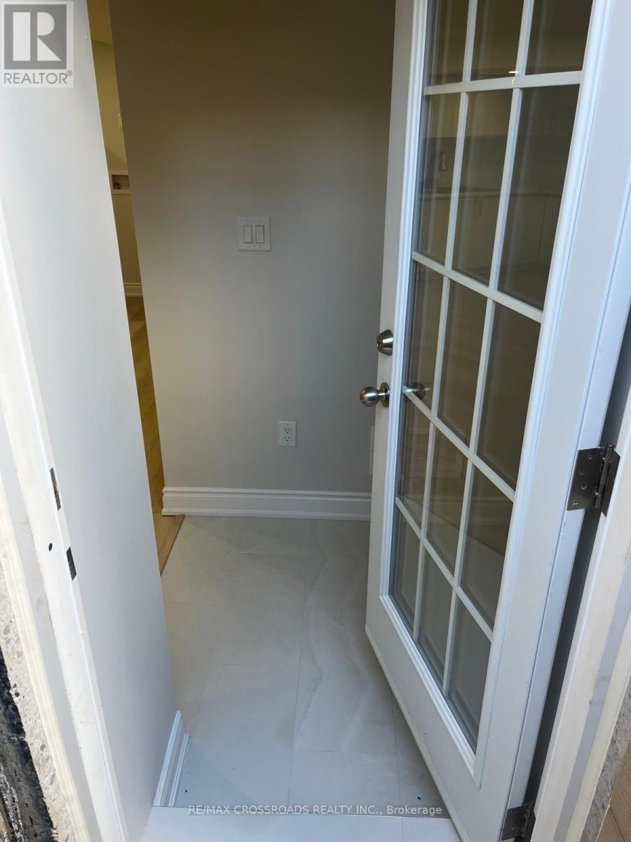 3119 Mcdowell Drive, Mississauga, Ontario  L5M 6J5 - Photo 3 - W12719196