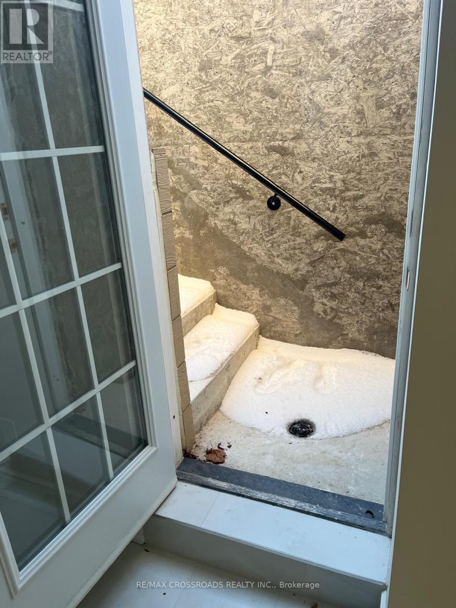 3119 Mcdowell Drive, Mississauga, Ontario  L5M 6J5 - Photo 4 - W12719196