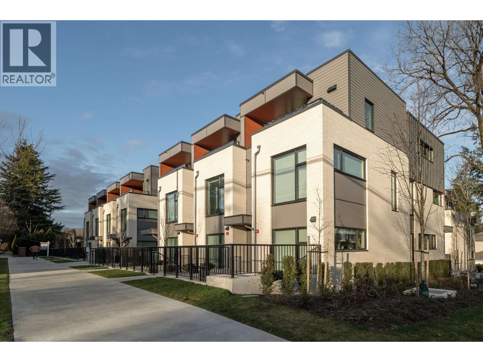 15 6778 Oak Street, Vancouver, British Columbia  V6P 0L2 - Photo 1 - R3082088