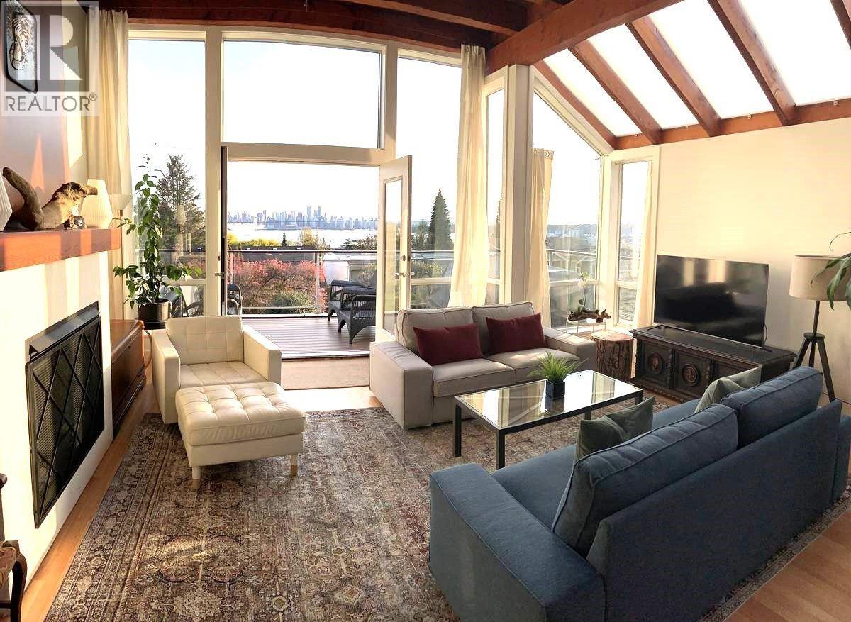 1 251 6 STREET, North Vancouver, British Columbia