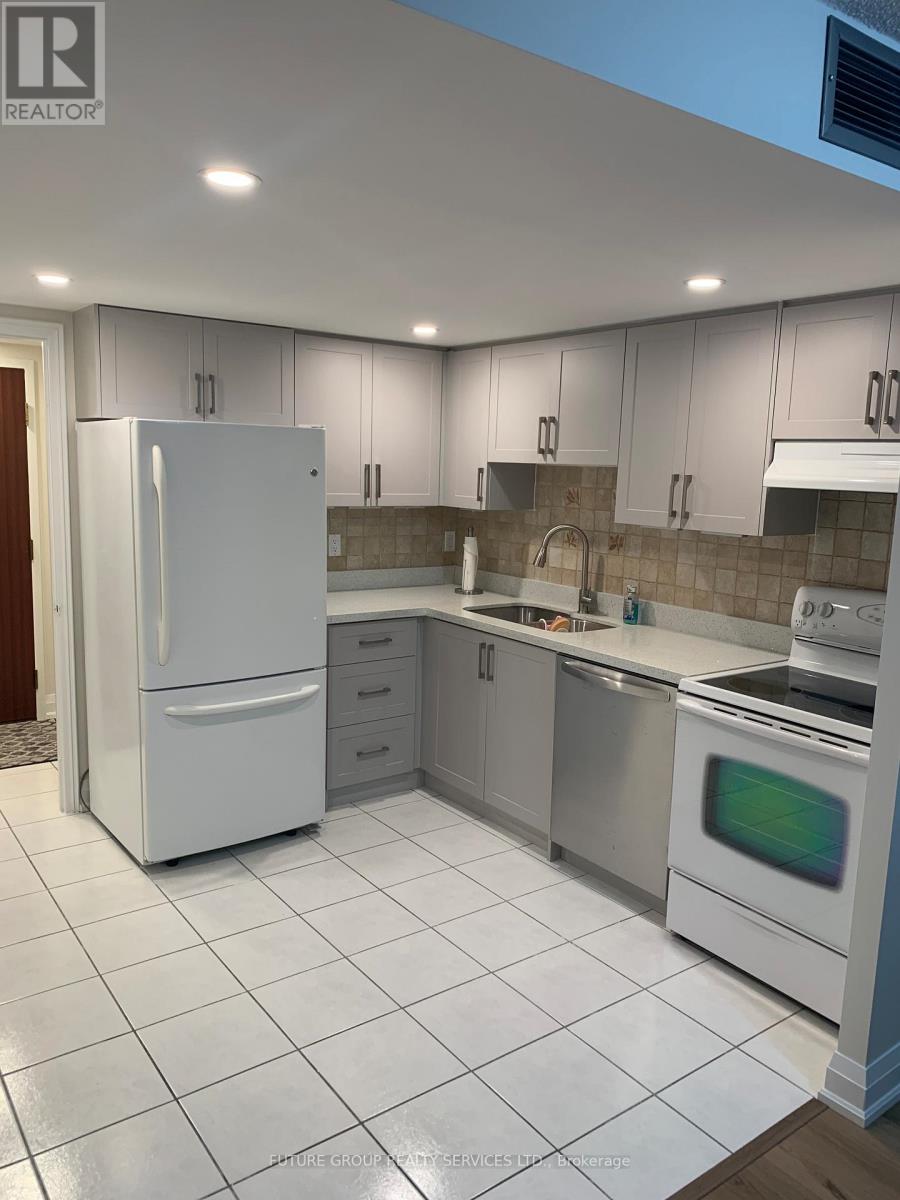 1204 - 880 Dundas Street W, Mississauga, Ontario  L5C 4H3 - Photo 2 - W12717540